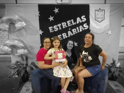 Noite de AutÃ³grafos dos alunos do Jardim 2 da Escola AluÃ­sio Maier foi um verdadeiro sucesso